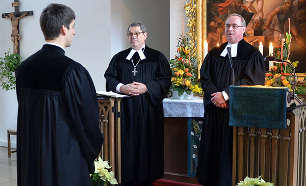 Direktor Peter Weigand (Mitte) und Tansaniareferent Manfred Scheckenbach nahmen die Aussendung von Pfarrer Michael Schlötterer in Sachsen bei Ansbach vor. © Gerhard Eichbauer