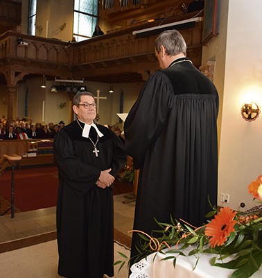 Oberkirchenrat Michael Martin entpflichtet Peter Weigand von seinen Aufgaben. © MEW/Neuschwander-Lutz