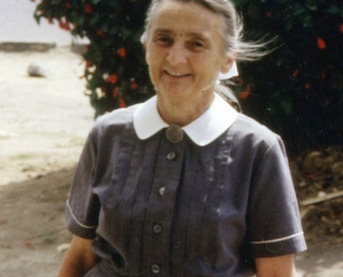Auch nach ihrem Ruhestand war Schwester Christine Bohne wie hier im Jahr 1994 mehrmals in Karatu. © MEW