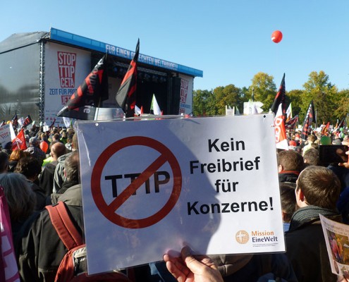 Mission EineWelt live bei der TTIP & CETA stoppen - für einen gerechten Welthandel - Demo am 10.10. 15 in Berlin © MEW / Voltz