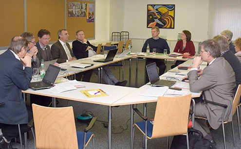 Oberkirchenrat Michael Martin (4.v.r.) im Gespräch mit den Mitgliedern des Kollegiums von Mission EineWelt. © MEW/Neuschwander-Lutz