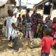 Die Kinder treffen sich unter einem Baum, UTT-Projekt Liberia