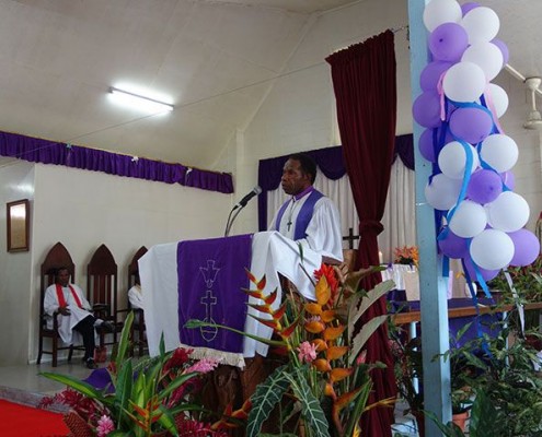 Der neue Leitende Bischof, Jack Urame, bei seiner Predigt