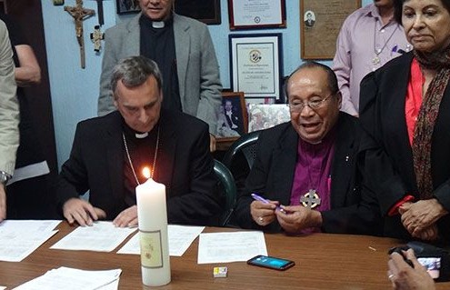 Oberkirchenrat Michael Martin und Bischof Dr. Medardo Gomez bei der Unterschrift.