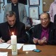 Oberkirchenrat Michael Martin und Bischof Dr. Medardo Gomez bei der Unterschrift.