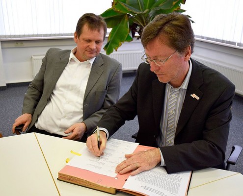 Dr. Jürgen Bergmann, Leiter des Referats Entwicklung und Politik, unterzeichnet die Vereinbarung zum Stube-Programm. © MEW/Neuschwander-Lutz