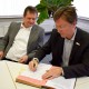Dr. Jürgen Bergmann, Leiter des Referats Entwicklung und Politik, unterzeichnet die Vereinbarung zum Stube-Programm. © MEW/Neuschwander-Lutz