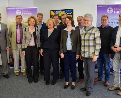 Synodalpräsidentin Dr. Annekathrin Preidel (vorne Mitte) mit dem Leitungskreis des Partnerschaftszentrums Mission EineWelt bei ihrem Besuch am Dienstag in Neuendettelsau. © MEW / Neuschwander-Lutz