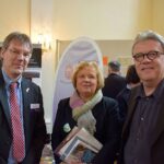 Direktor Hanns Hoerschelmann von Mission EineWelt, Synodalpräsidentin Dr. Annekathrin Preidel und Prof. Dr. Andreas Nehring von der Friedrich-Alexander Universität Erlangen-Nürnberg im Gespräch © MEW/Neuschwander-Lutz