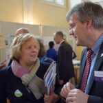 Hanns Hoerschelmann, Direktor des Centrums, im Gespräch mit Synodalpräsidentin Dr. Annekathrin Preidel © MEW/Neuschwander-Lutz