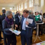 Reinhild Schneider, Leiterin des Referats Partnerschaft und Gemeinde von Mission EineWelt, im Gespräch mit denStandbesuchern © MEW/Neuschwander-Lutz