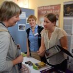 Im Gespräch mit denStandbesuchern © MEW/Neuschwander-Lutz