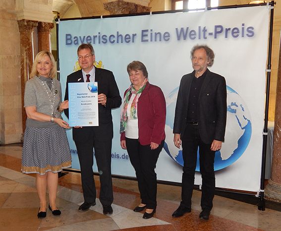 Staatsministerin Beate Merk, Direktor Hanns Hoerschelmann, Käthe Pühl und Laudator Norbert Stamm nach der Preisverleihung. © MEW/Bergmann