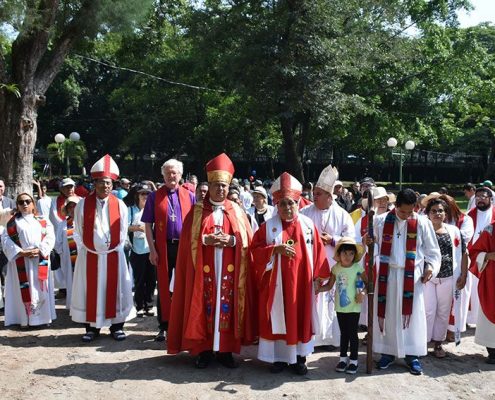 VertreterInnen aus den lutherischen Kirchen weltweit nehmen am Friedensmarsch in San Salvador teil. @ Schlicker / Mission EineWelt