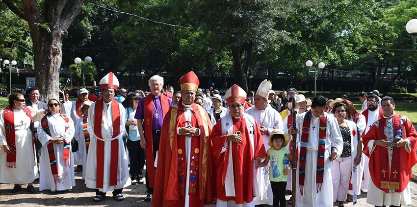 VertreterInnen aus den lutherischen Kirchen weltweit nehmen am Friedensmarsch in San Salvador teil. @ Schlicker / Mission EineWelt