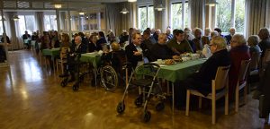 Rund 130 Gäste bei der Feier zum 90. Geburtstag von Pfarrer Horst Becker. © MEW/Neuschwander-Lutz