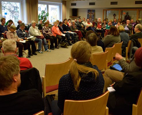 Rund 80 Beauftragte und Pfarrer/innen waren in diesem Jahr bei der Tagung in Neuendettelsau, bei der es in erster Linie um Fragen der Partnerschaft ging. © MEW/Neuschwander-Lutz