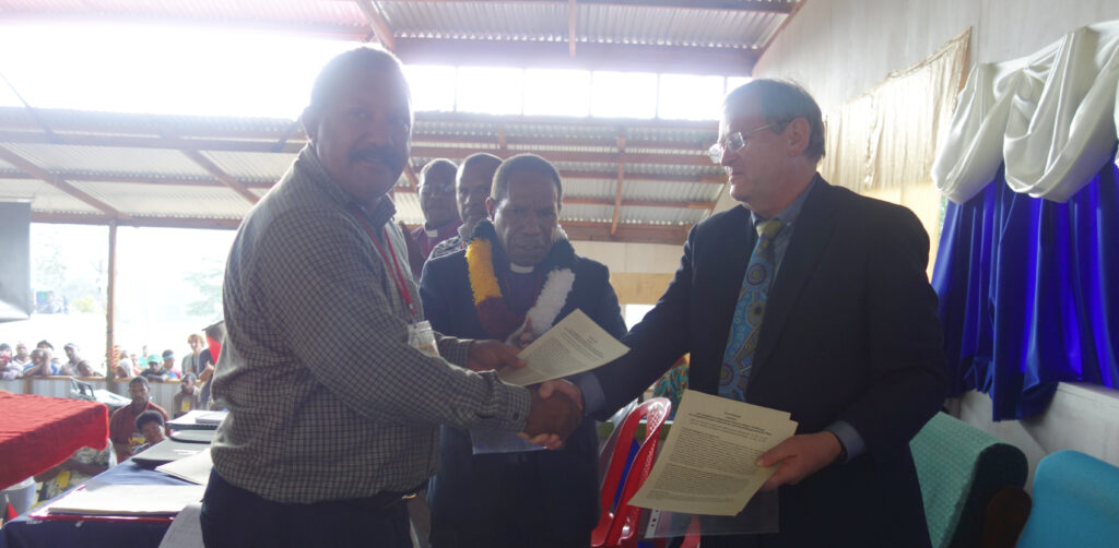 Auf dem Foto sind v.l.n.r. zu sehen: Bernard Kaisom, Generalsekretär der ELC-PNG, Bischof Jack Urame und Traugott Farnbacher, Leiter des Referats Papua-Neuguinea/Pazifik/Ostasien bei Mission EineWelt, nach der Unterzeichnung der Partnerschaftsvereinbarung