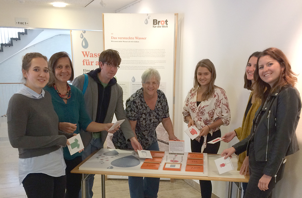 Zur Ausstellung "Wasser für alle" im Caritas Pirckheimer Haus werden Workshops für Schulkassen angeboten, die WorkshopleiterInnen haben sich bei einer Schulung gut vorbereitet (Foto: Helga Riedl, Menschenrechtsbüro Nürnberg)