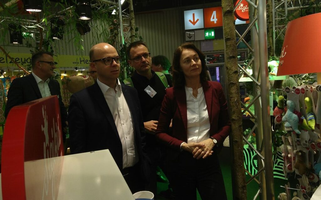 Sie unterstützen die Fair Toys Organisation: Der Nürnberger OB-Kandidat Thorsten Brehm (SPD) (l.) und Katarina Barley (SPD) (r.), Vizepräsidentin des Europaparlaments informieren sich zusammen mit Maik Pflaum von der CIR (m.) am Stand von Sigikid, ob und wie sich das Unternehmen für die Einhaltung von Arbeits- und Sozialstandards einsetzt