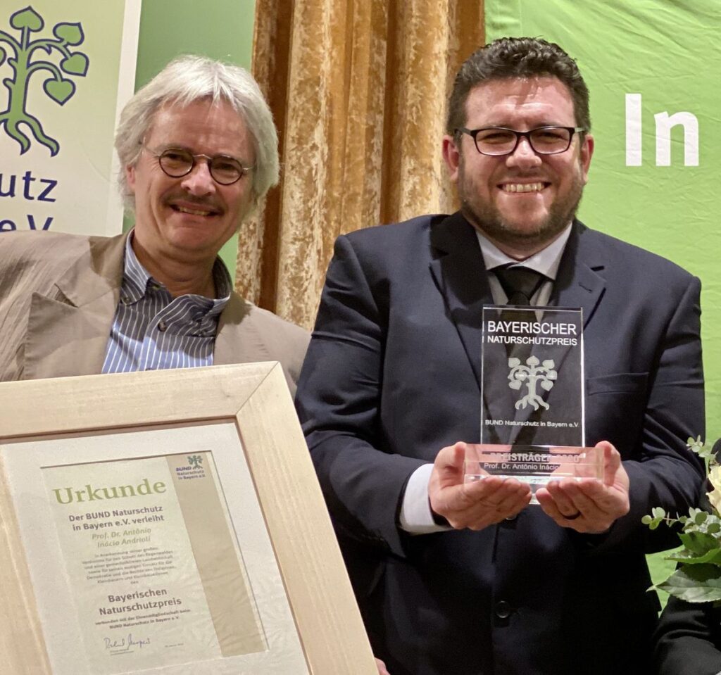 Richard Mergner (l.) und Antônio Andrioli (r.) präsentieren den Bayerischen Naturschutzpreis 2020