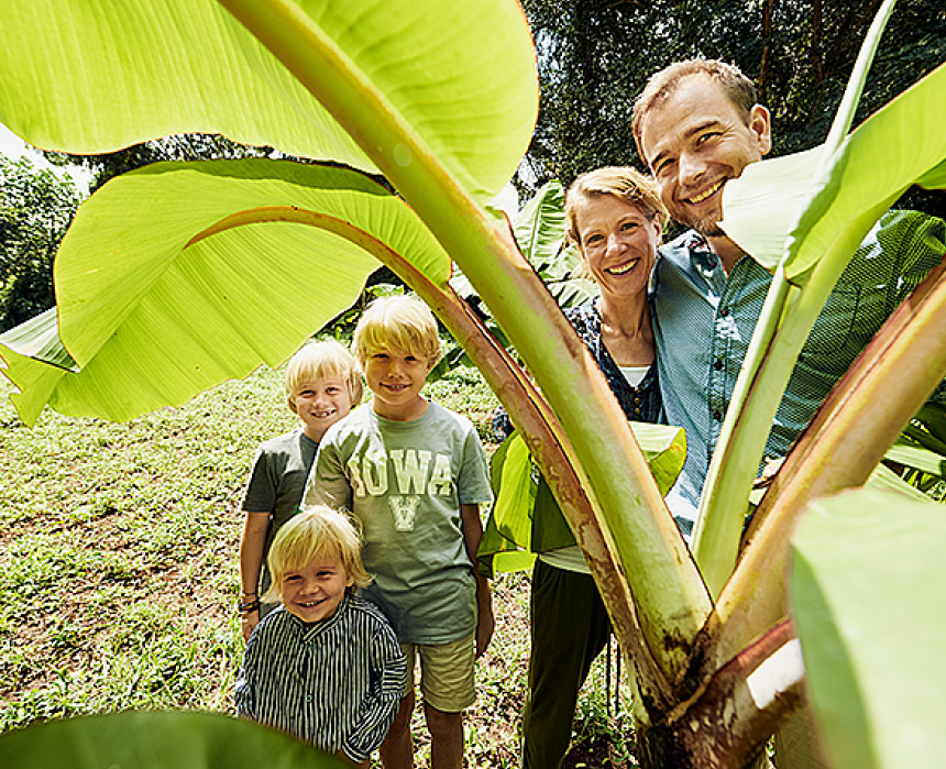 Antje und Oliver Henke mit ihren Kindern © ELKB/Niemz Communications/Jens Wegener