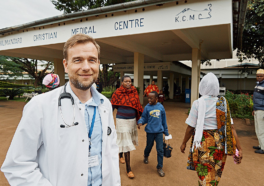 Spannender Arbeitsplatz: Oliver Henke vor dem KCMC-Krankenhaus in Moshi © ELKB/Niemz Communications/Jens Wegener