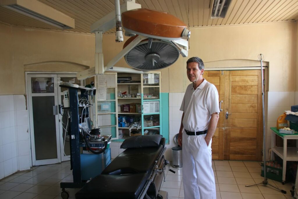 Werner Kronenberg im OP-Saal des Krankenhauses in Ilembula