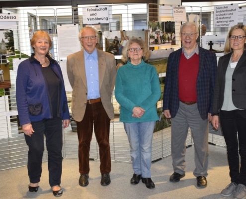 V.l.n.r. Beatrix Mettler-Frercks (Ausstellung einBlick), Klaus Walz, Ludmilla Pelich, Gerd Sander und Elfriede Hauenstein (Ausstellung einBlick) bei der Eröffnung der Ausstellung