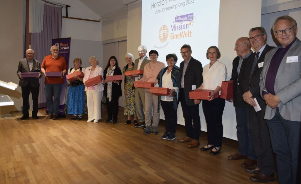 Geehrte Ehrenamtliche: Fritz Seiler, Matthias Herbolzheimer, Renate Bärnklau, Katharina Wittenberg, Dagmar Zaha, Renate und Wolfgang Topf, Christa Zapf, Veronika und Frieder Flierl, Claudia Heiß und Hubert Schildhauer mit Hanns Hoerschelmann, Direktor von Mission EineWelt, und Christoph von Seggern, Leiter der Regionalstelle Nordbayern von Mission EineWelt (v.l.n.r.)