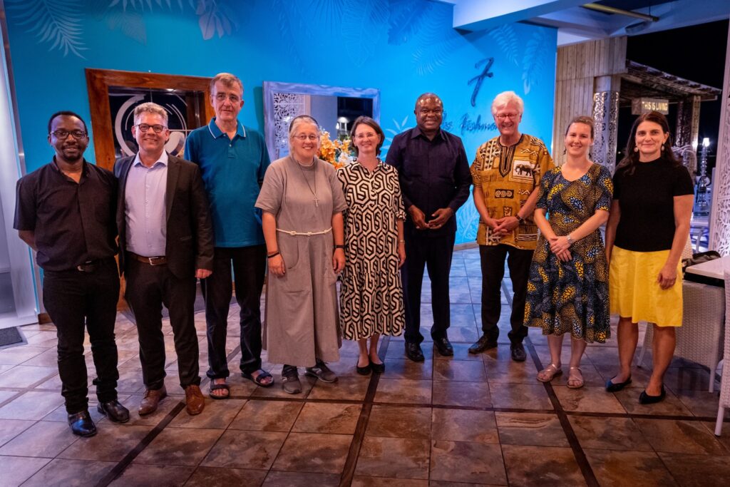 v.l.n.r: Gwakisa Mwaipopo (Coordinator of Partnerships, Ecumenism and Interfaith), Claus Heim, Joachim Pietzcker, Nicole Grochowina, Gabriele Hoerschelmann, Bischof Alex Hehaz Malasusa, Heinrich Bedford-Strohm, Anne Mika, Sandra Bach. Foto: Christian Putsch