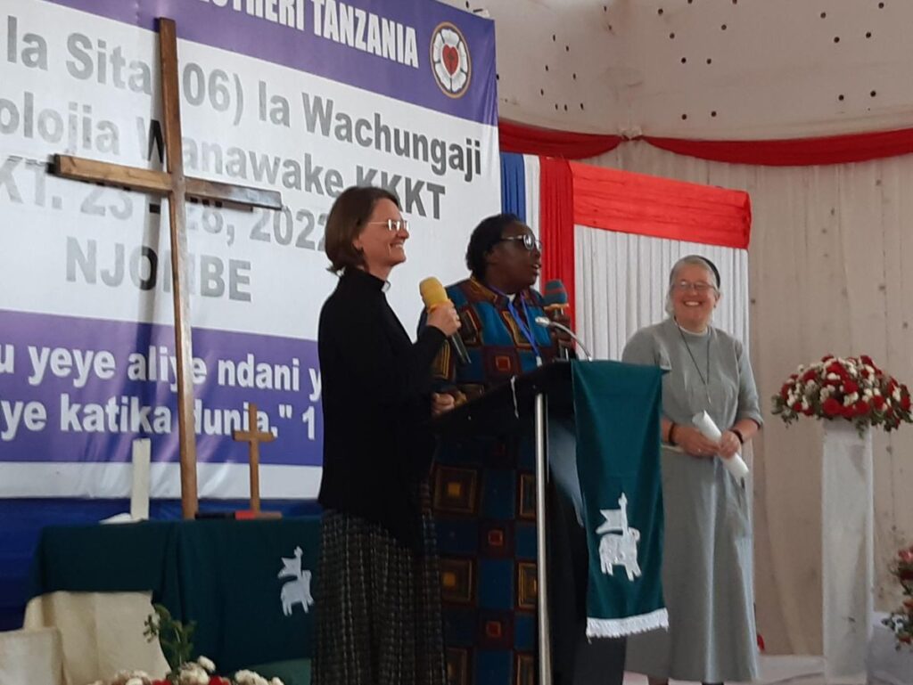 Gabriele Hoerschelmann (l.) bei der Konsultation der Pfarrerinnen und Theologiestudentinnen der ELCT in Njombe, Tansania