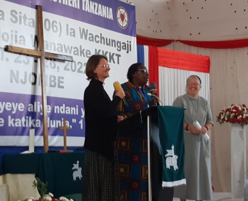 Gabriele Hoerschelmann (l.) bei der Konsultation der Pfarrerinnen und Theologiestudentinnen der ELCT in Njombe, Tansania