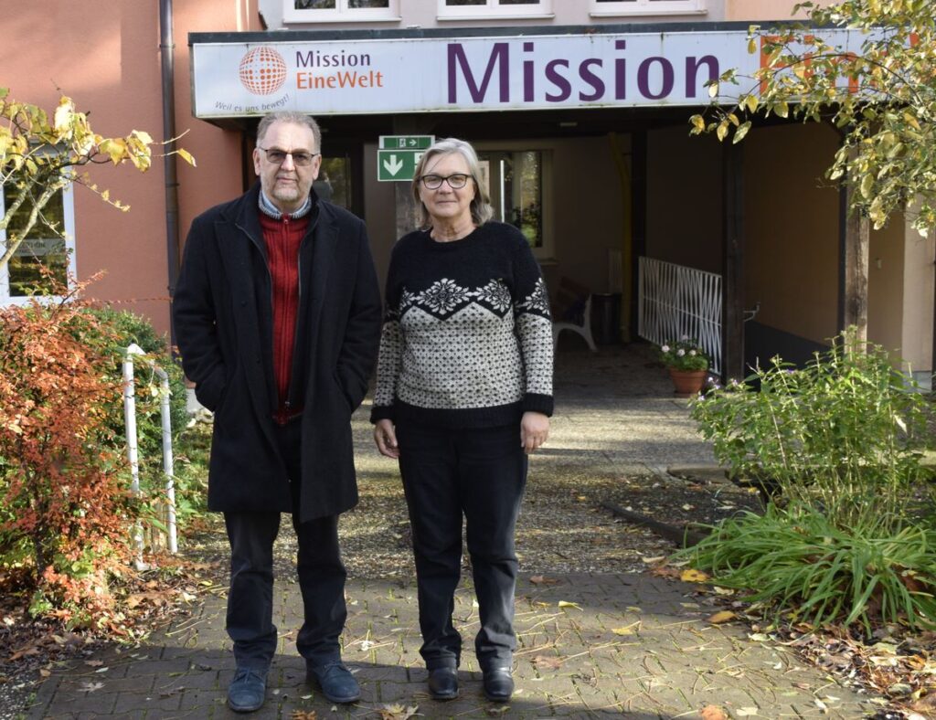 Regene Lamb (r.) mit MEW-Brasilienreferent Gerlado Grützmann im Innenhof von Mission EineWelt
