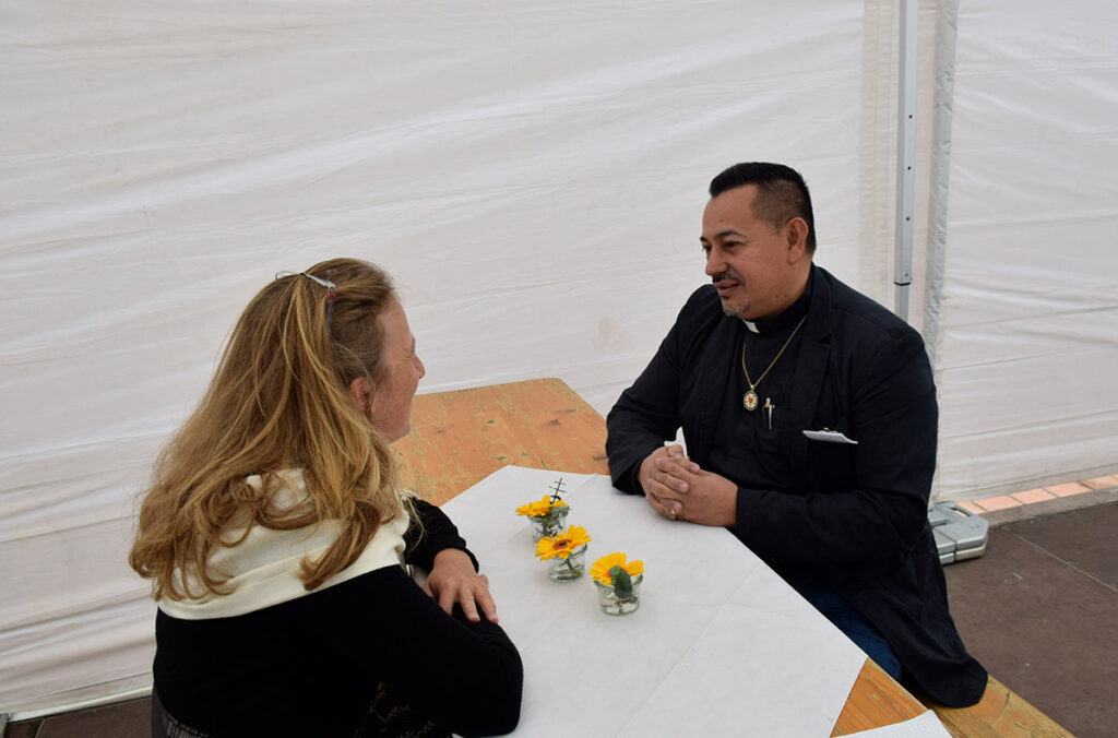 CILCA-Präsident Rolando Ortez (r.) im Gespräch mit MEW-Lateinamerikareferentin Kerstin Schönleben (l.) während der Frühjahrssynode 2023 der ELKB