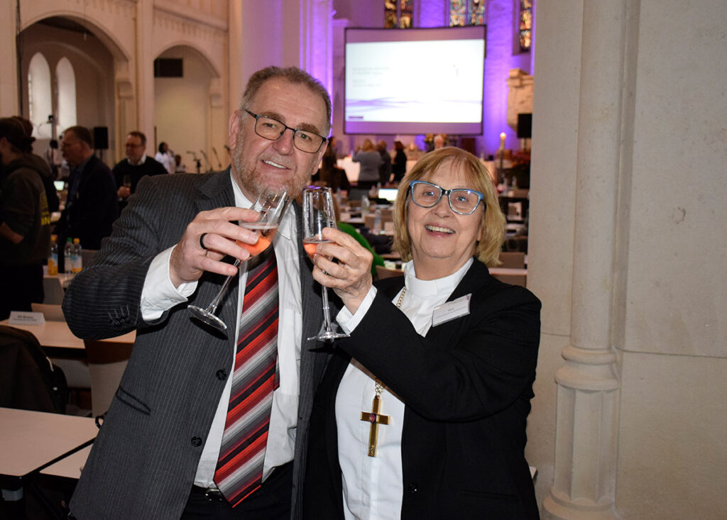 IECLB-Präsidentin Silivia Genz (r.) und MEW-Brasilienreferent Geraldo Grützmann (l.) feiern die Aktualisierung der Dreier-Partnerschaftsvereinbarung von IECLB, CILCA und ELKB während der Frühjahrssynode 2023 der ELKB