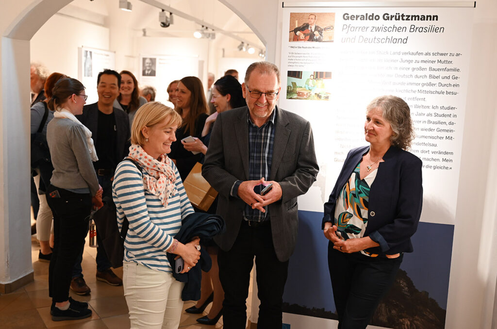 Sara Neidhardt, Geraldo Grützmann und seine Frau Rose bei der Eröffnung der Migrationsausstellung im Fembohaus