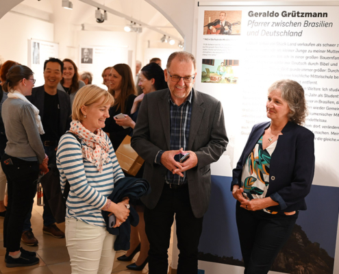 Sara Neidhardt, Geraldo Grützmann und seine Frau Rose bei der Eröffnung der Migrationsausstellung im Fembohaus