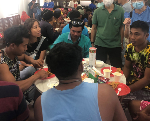 Fischer im Gespräch mit den Freiwilligen aus der lutherischen Gemeinde von Jurong, Singapur (Foto: Andreas Latz)
