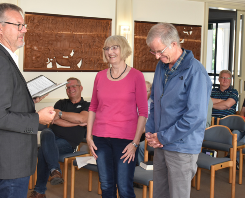 Mission EineWelt-Direktor Hanns Hoerschelmann hat Hanne und Michael Jacobsen für den Ruhestand gesegnet und aus dem aktiven Pfarr-Dienst verabschiedet.
