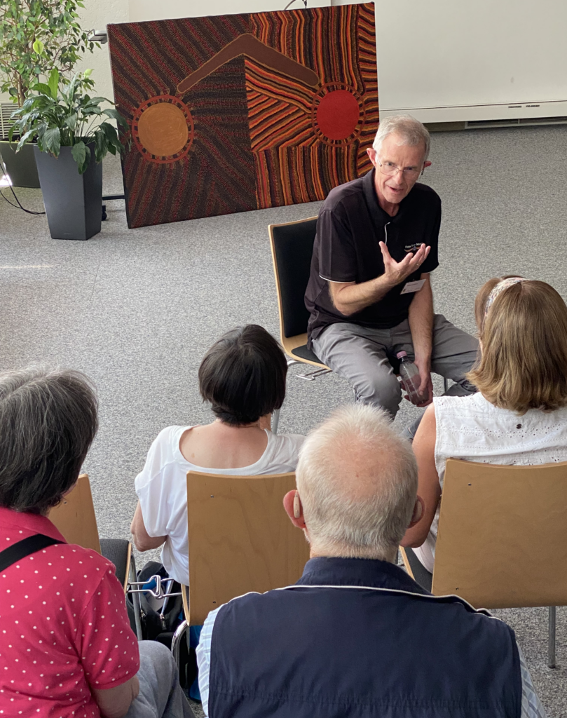 Pfarrer i.R. Michael Jacobsen berichtet im World Café über seinen Erfahrungen in Australien