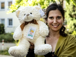 Josephine Dransfeld von Heunec mit einem Teddy mit dem neuen Fair Toys Siegel Foto: FTO