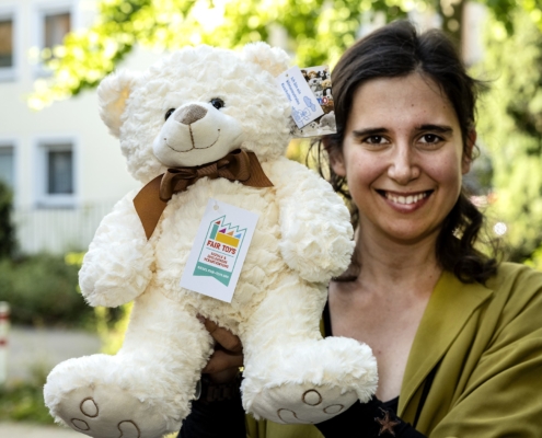 Josephine Dransfeld von Heunec mit einem Teddy mit dem neuen Fair Toys Siegel Foto: FTO