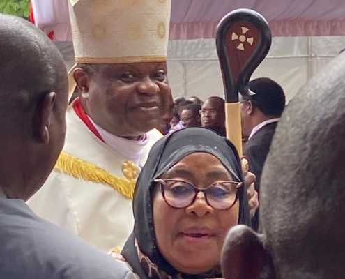 Feierlich ins Amt eingeführt: der neue Leitende Bischof der ELCT, Alex Malasusa. Im Vordergrund: Die tansanische Präsidentin Samia Suluhu Hassan (Foto: Gabriele Hoerschelmann)
