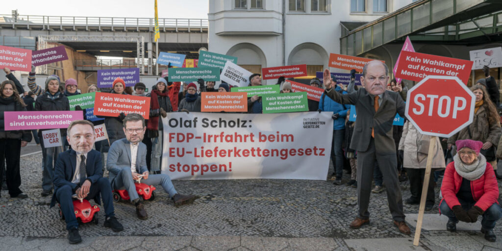 Protestaktion der Initiative Lieferkettengesetz beim FDP-Europaparteitag Ende Januar (Foto: Intiative Lieferkettengesetz)