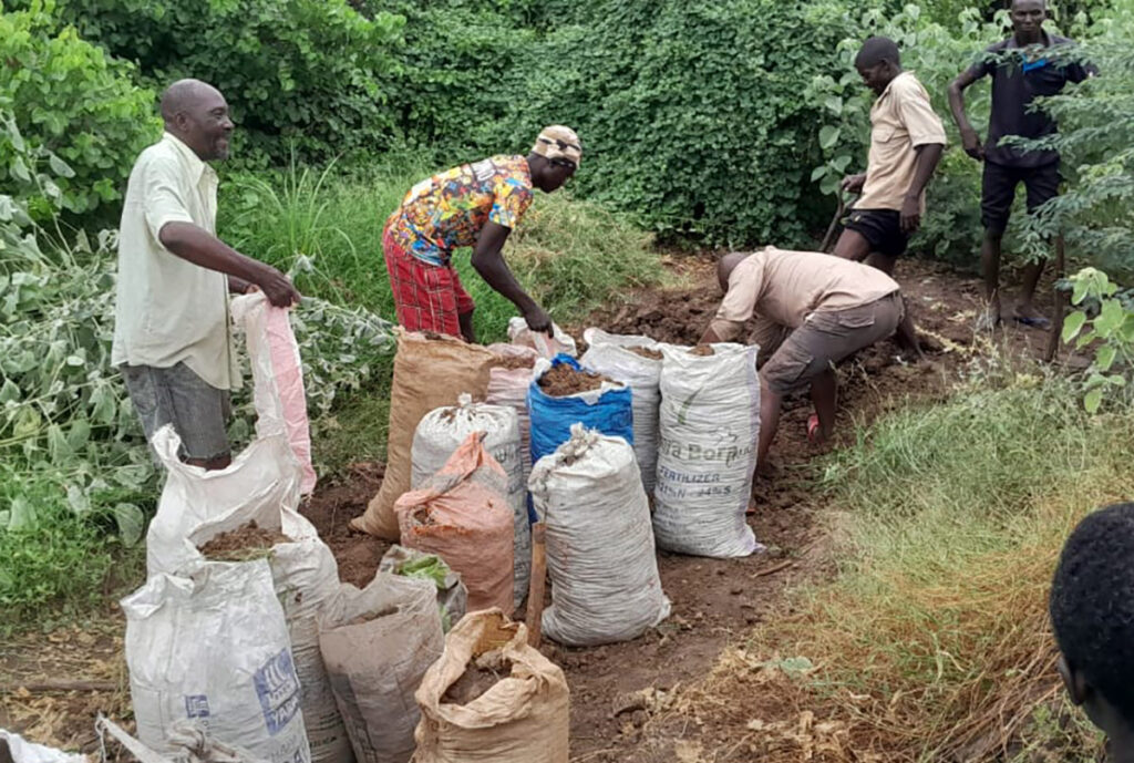 Im Dorf Kulesa in der Tana River-Region versuchen die Einwohner*innen, sich mit selbstgebauten Dämmen vor dem Hochwasser zu schützen. (Foto: Dumba Eliza)