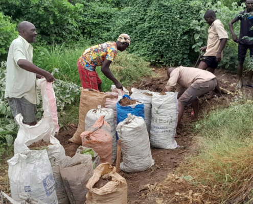 Im Dorf Kulesa in der Tana River-Region versuchen die Einwohner*innen, sich mit selbstgebauten Dämmen vor dem Hochwasser zu schützen. (Foto: Dumba Eliza)