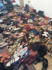 Gespendete Schuhe in einer Notunterkunft (Foto: Ines Ackermann)