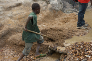 Schuften in den Minen: Kinderarbeit im Kongo (Foto: Sasha Lezhnev https://www.flickr.com/photos/grassrootsgroup/3794907629)