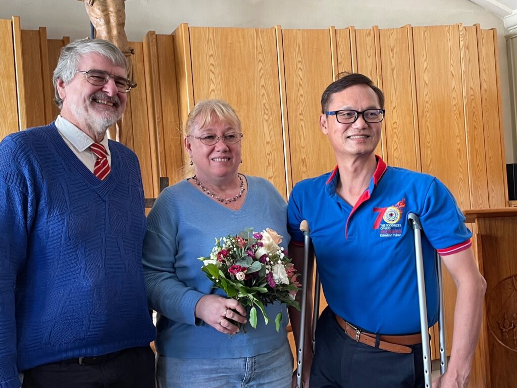 Dr. Wolfgang Grieninger mit seiner Frau Judith und Bischof Thomas Low aus Malaysia